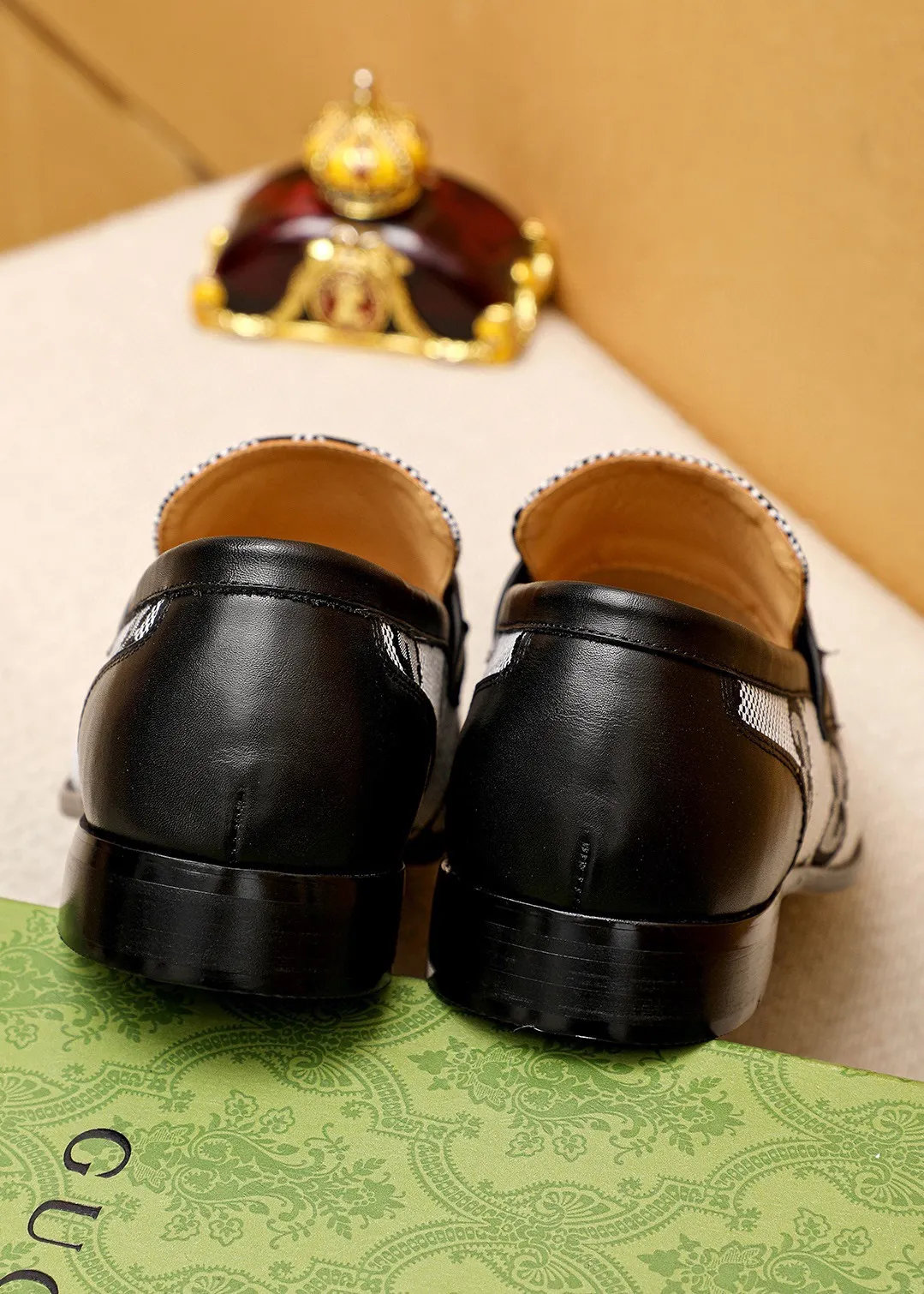Men's shoes 💰462 💐 Product trademark: GUCCI "Gucci" casual leather shoes Regular size: 38-44 (45.46.47🉑️Customized) Product materials: Selected imported first-layer fabric upper + luxury hardware buckle, imported cowhide leather lining. Strong three-dimensional visual effect, original outsole color: 1⃣️color optional